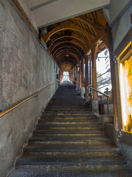 Vista de unas escaleras empinadas cubiertas con tejado de madera en forma de arco, en Thun Suiza viajando en verano de 2016