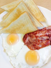 Fried eggs, bacon and toast