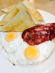 Crispy bacon with fried egg and toast