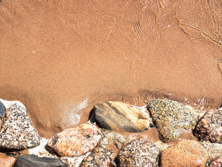 пляж с камгнями и волнами