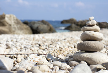 Pila di pietre sulla costa di Scopello