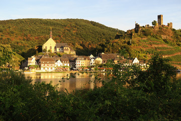 Fototapeta na wymiar Cityscape of village Beilstein at Moselle river