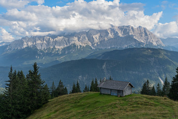 Fototapeta na wymiar Berghütte vor Bergkamm