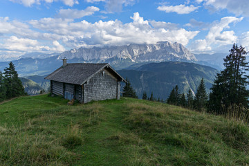 Berghütte vor Bergkamm