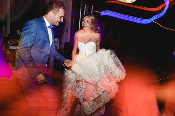Obraz premium Stylish newlyweds in restaurant