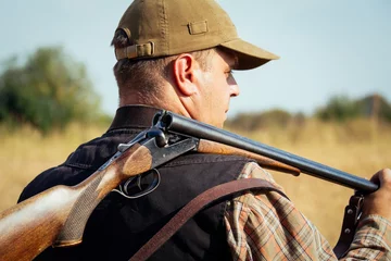 Tableaux ronds sur aluminium brossé Chasser Hunter With Open Shotgun On Shoulder