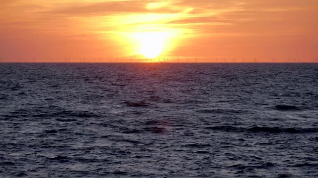 Sonnenuntergang vor Offshore Windpark