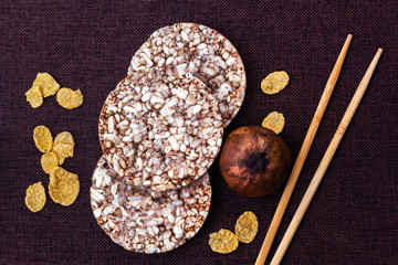 Puffed wheat cake and cornflakes