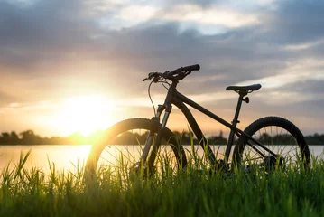 Crédence de cuisine en verre imprimé Vélo Silhouette Mountain bike sunset at river