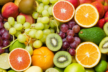 Nahrhafter Hintergrund aus frischem Obst und Gemüse