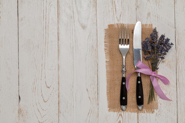 Besteck auf einem Holztisch mit Lavendel