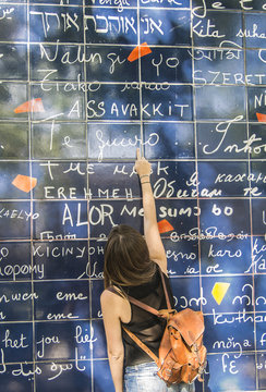 Mujer joven el el Muro de "Je t'aime" en Par&iacute;s