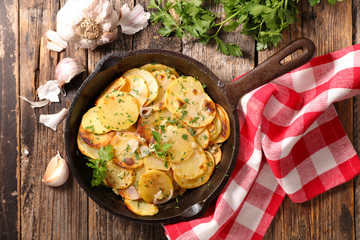 fried potato with herb and garlic