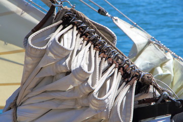 Voile repliée sur la bôme d'un voilier