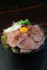 ローストビーフ/どんぶり飯の上にローストビーフをのせた料理