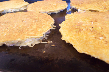 調理中のお好み焼き