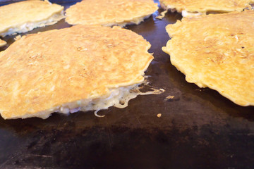 調理中のお好み焼き