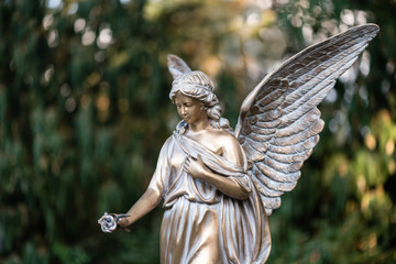 Engel aus Bronze am Friedhof als Trauerkarte
