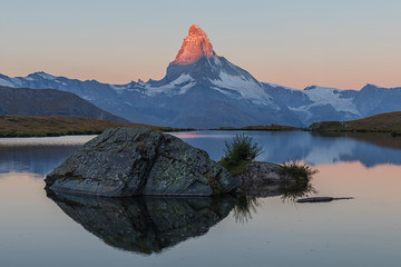 Schweizer Berge mit Matterhorn und Stellisee