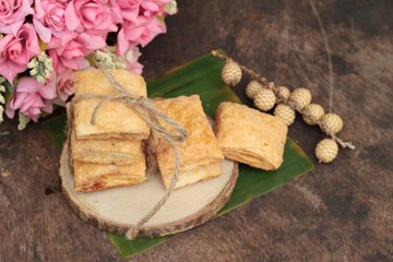 The crispy pie with sugar is delicious.