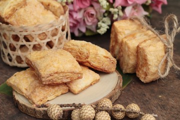 The crispy pie with sugar is delicious.