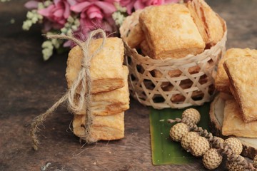 The crispy pie with sugar is delicious.