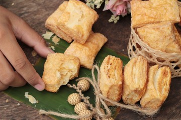 The crispy pie with sugar is delicious.