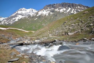Obraz premium Vue de 2 sommets (Grande Casse et Pointes de Pierre Brune) depuis le torrent Fontabert dans le parc national de la Vanoise, Savoie, France