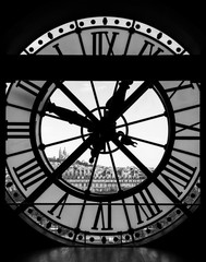 Obrazy na Plexi  Widok przez wieżę zegarową muzeum d& 39 orsay w bazylice Sacre-Coeur