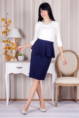 Obraz premium Beautiful young girl posing on a background of vintage room