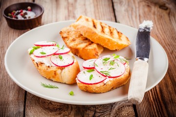 toasts with cream cheese, organic radish, onion and dill
