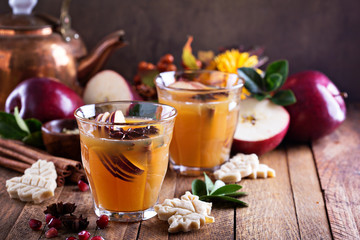 Mulled apple cider with little cookies