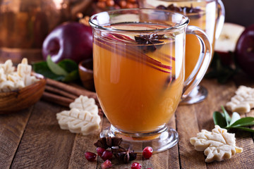 Mulled apple cider with little cookies