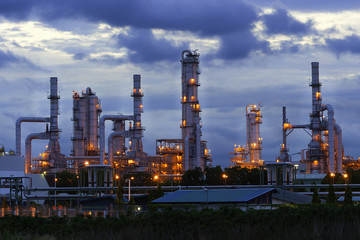 Fototapeta na wymiar Refinery plant for Oil and Gas industrial at twilight - Petroche