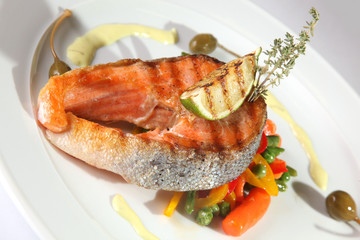 Grilled trout with vegetables and baked lime