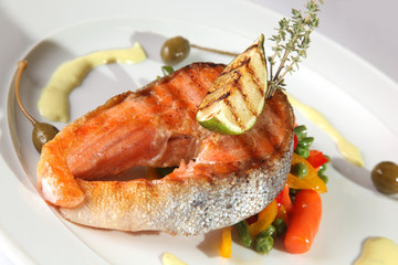 Grilled trout with vegetables and baked lime