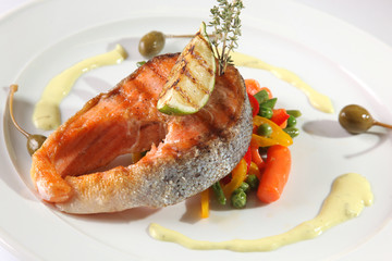 Grilled trout with vegetables and baked lime