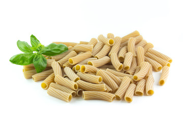 Rigatoni e una foglia di basilico