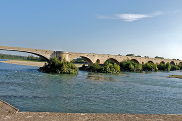 pont médiéval enjanbant le rhône 1
