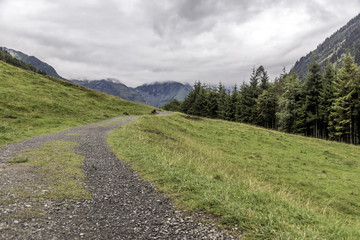 Fototapeta premium Schlecht-Wetter-Front über einem alpinen Wanderweg