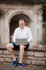 Obraz premium businessman freelancer working on his computer