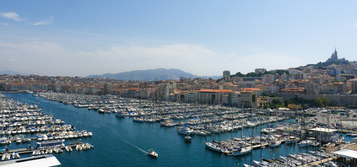 Obraz premium Basilica Notre Dame de la Garde and old port Marseille