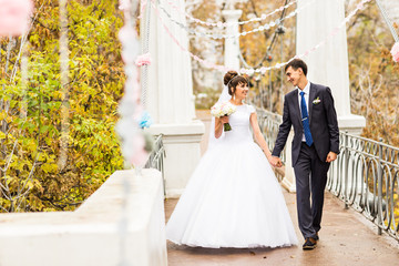 Naklejka premium groom and bride autumn wedding