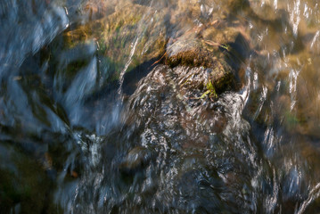 abstrakcyjne tło z płynącej wzburzonej wody