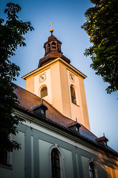 wieża kościoła zabytkowego z dzwonnicą i zegarem