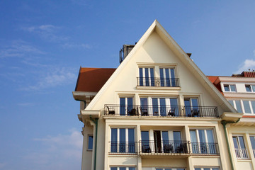 Historische Bäderarchitektur in De Haan, Belgien vor blauem Himmel