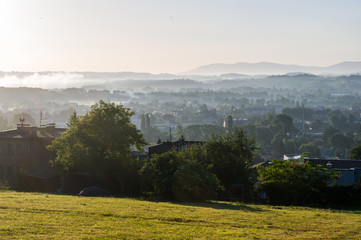 Panorama malowniczego miasteczka Skoczów z wzgórza o świcie © Krzysztof Matloch