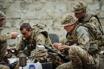Fototapeta premium british soldiers team eating on the battlefield