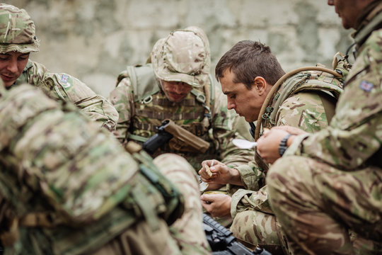 british soldiers team eating on the battlefield