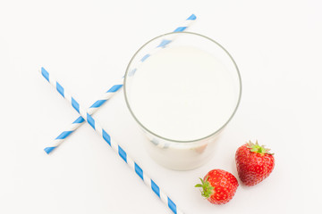 Ein Glas Milch und frische Erdbeeren zum Frühstück 